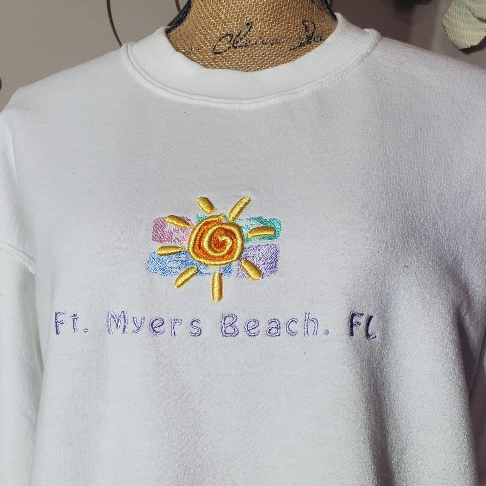 FT. MYERS BEACH FLORIDA White Embroidered Crewneck Pullover Sweatshirt